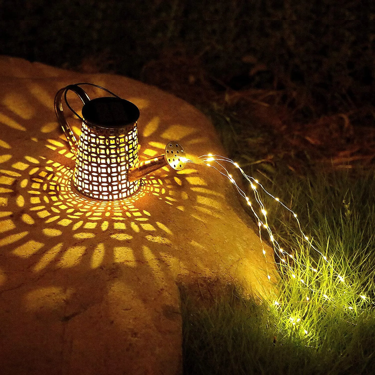 LuminKanne Solar-Gießkanne mit Sternenschimmer – Gartengerät aus Metall – Ansicht 8 von 10