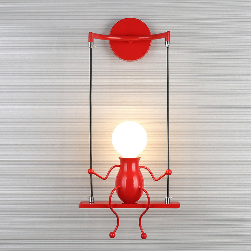 SwingMuse Wandleuchte mit schaukelnder Figur