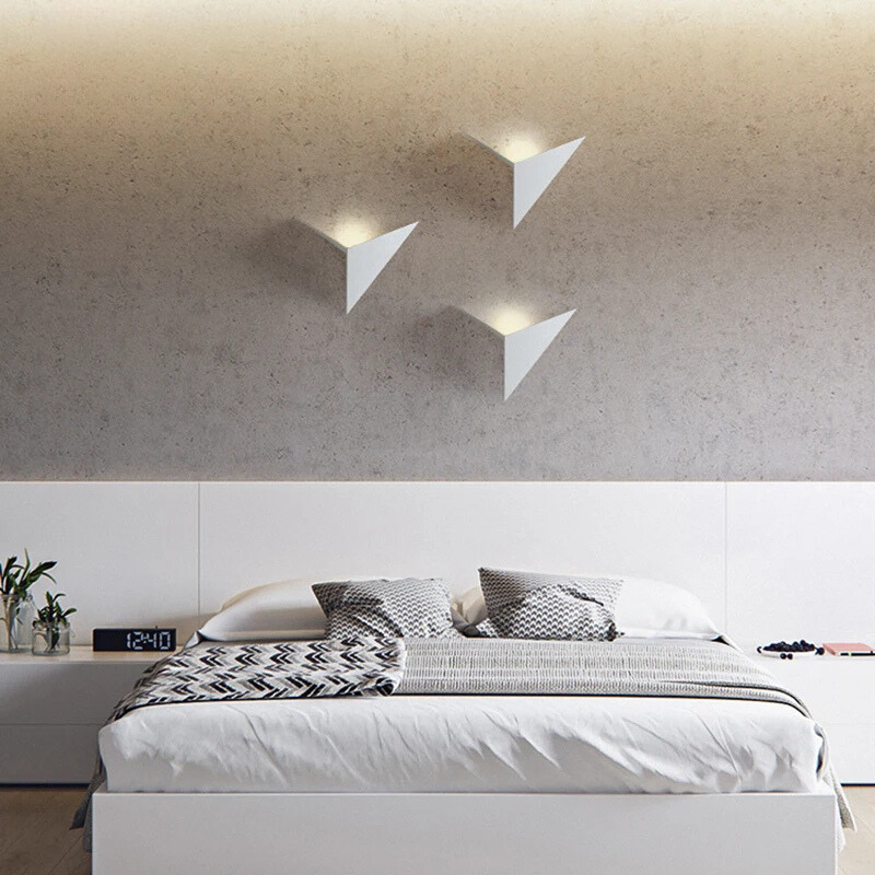 TriGlow Minimalistische LED-Wandleuchte im Dreieck-Design