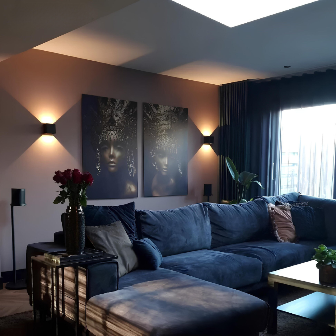 SensoCube Wandlampen in Schwarz im abendlichen Wohnzimmer