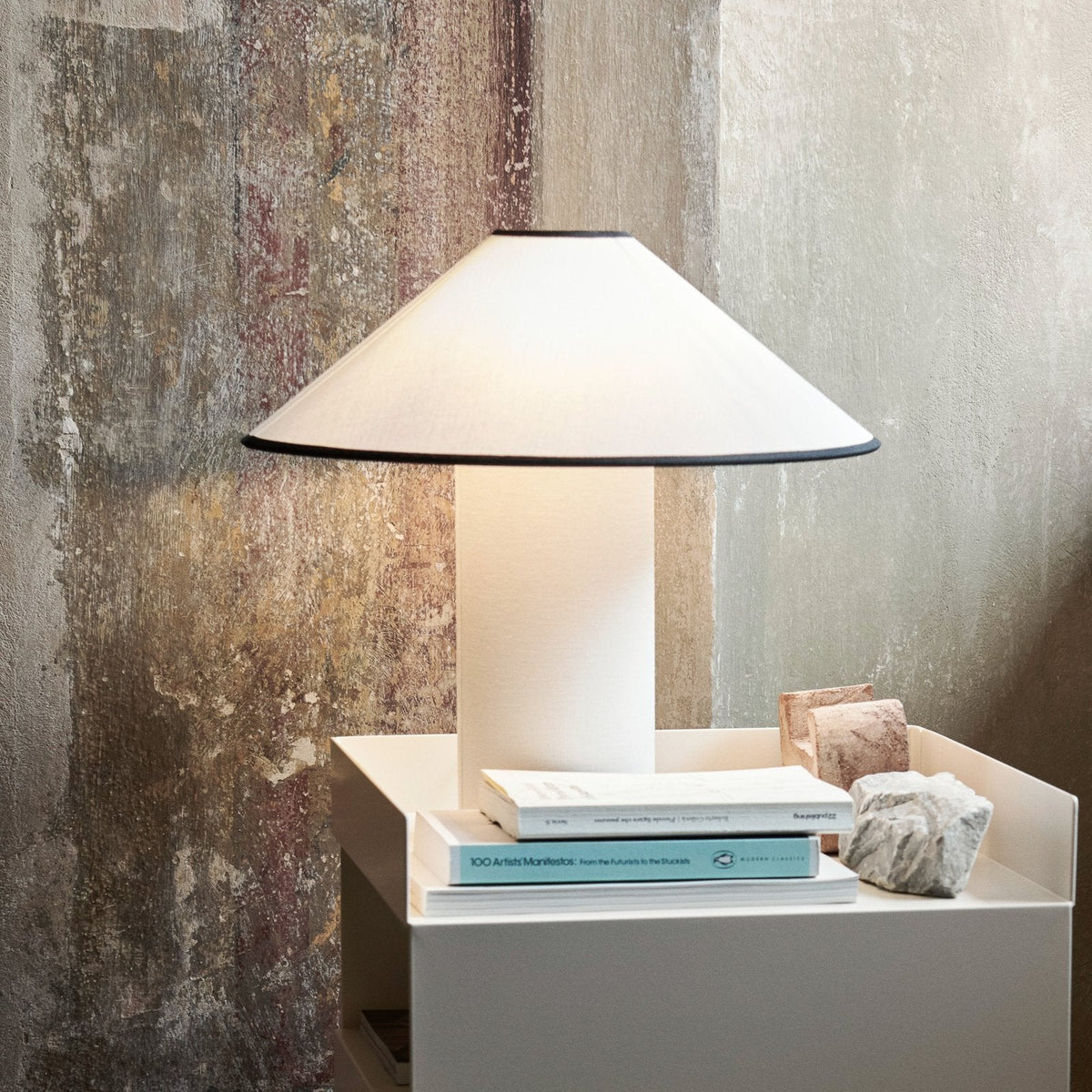 Amara Tischlampe Eleganter Stoffschirm in Beige – Tischleuchte aus Metall – Ansicht 7 von 40