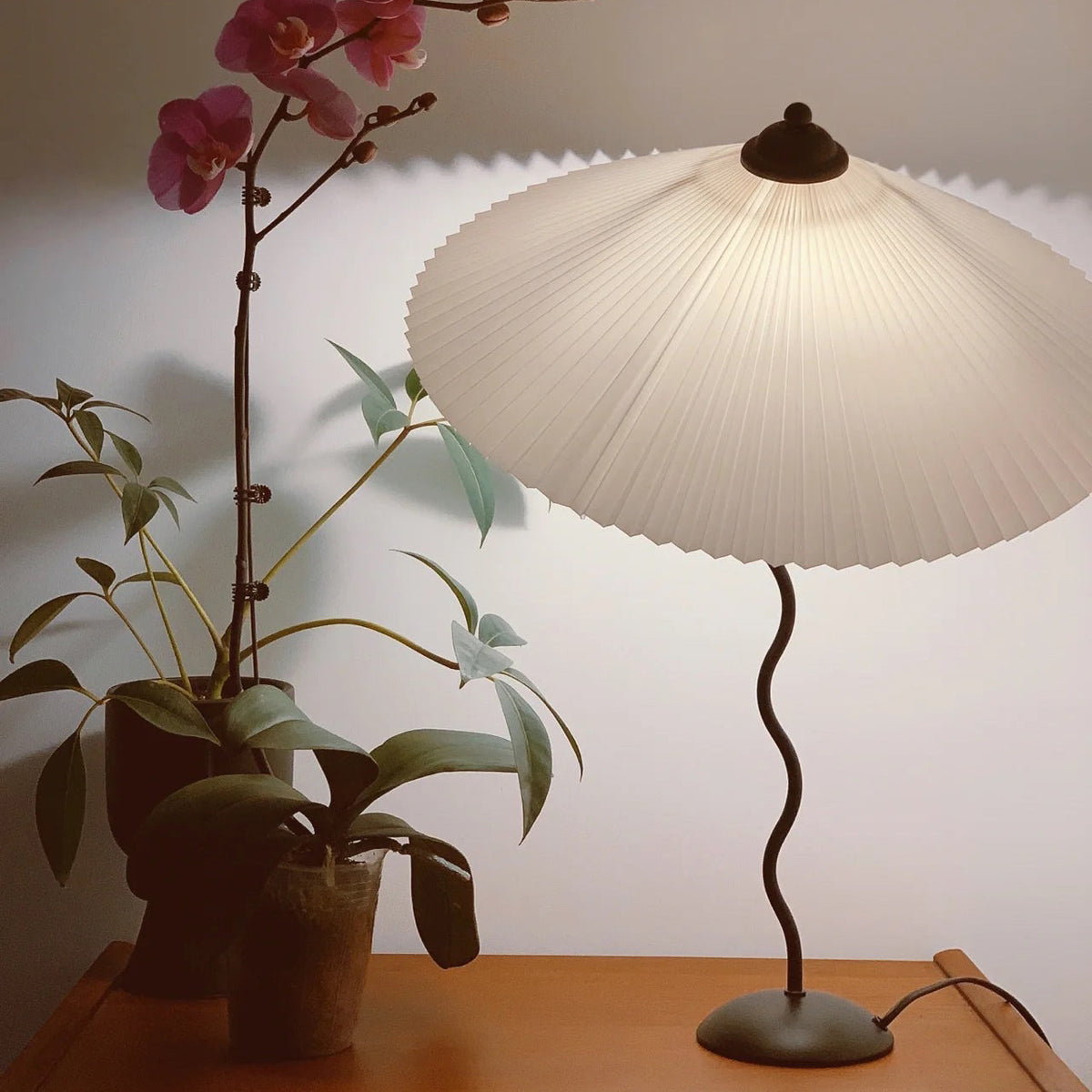 CurveWave Design-Tischlampe mit LED-Wellenform – Tischleuchte – Ansicht 14 von 34