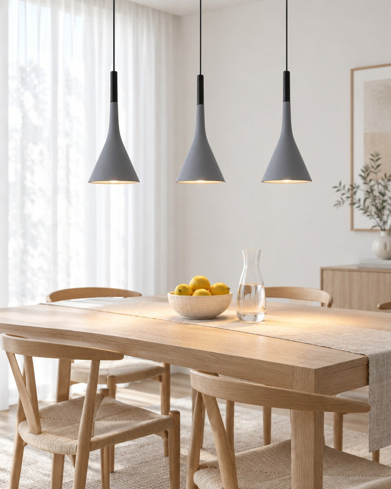 Drei Metallkegel, warmes Licht über dem Esstisch.lumivarolights.de