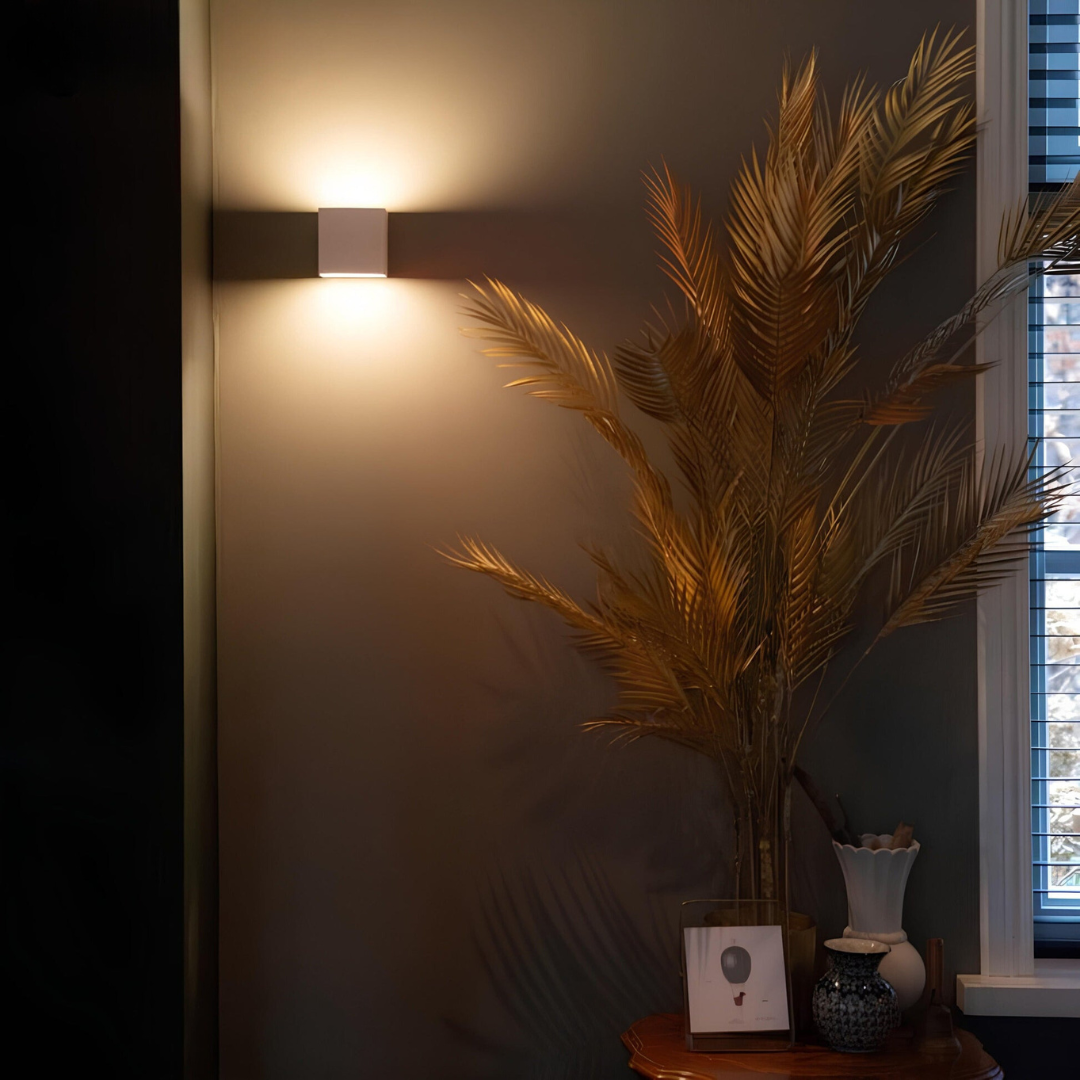 SensoCube Wandlampe in Weiß in einer Wohnzimmerecke