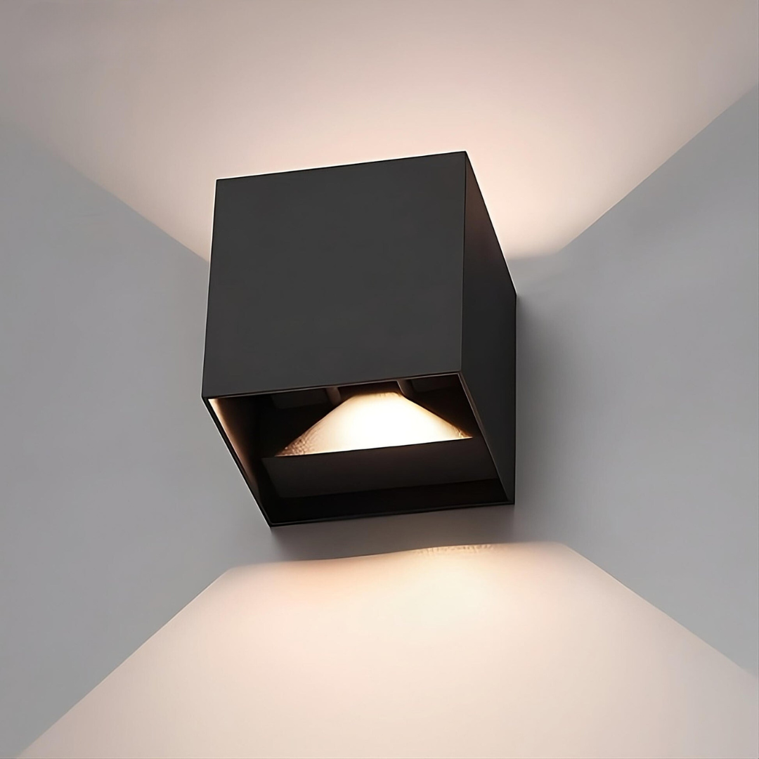 Nahaufnahme der SensoCube Wandlampe in Schwarz mit verstellbaren Lichtöffnungen