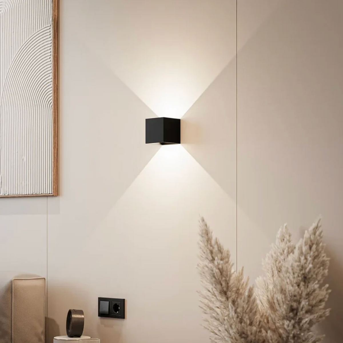 SensoCube Wandlampe in Schwarz mit Up-Down-Licht an heller Wand