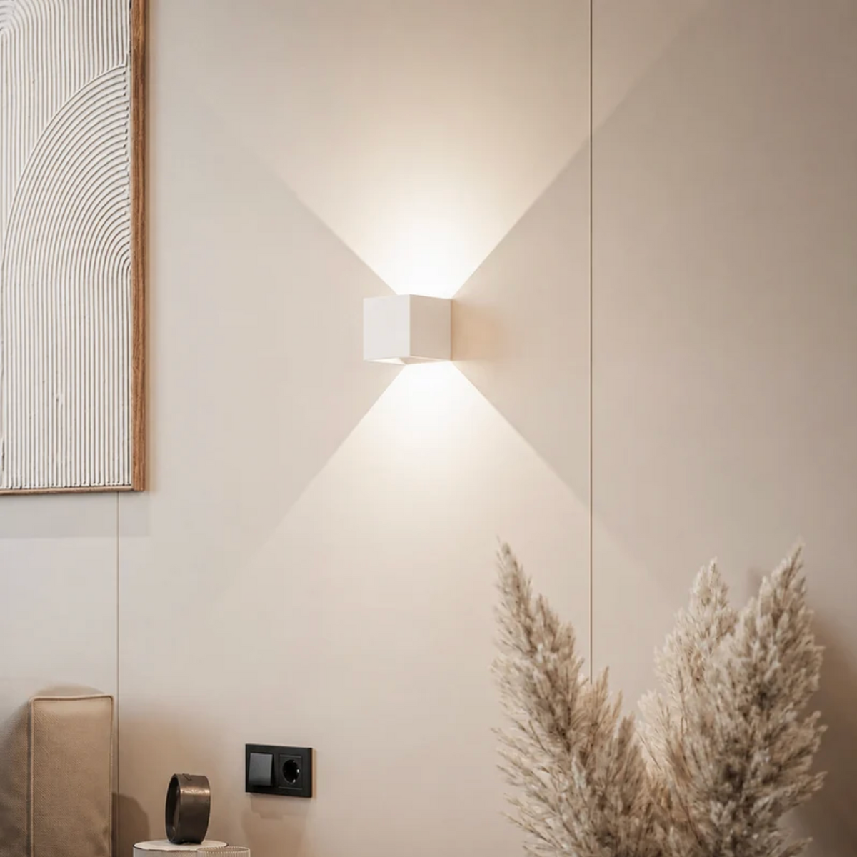 SensoCube Wandlampe in Weiß mit Up-Down-Licht an heller Wand