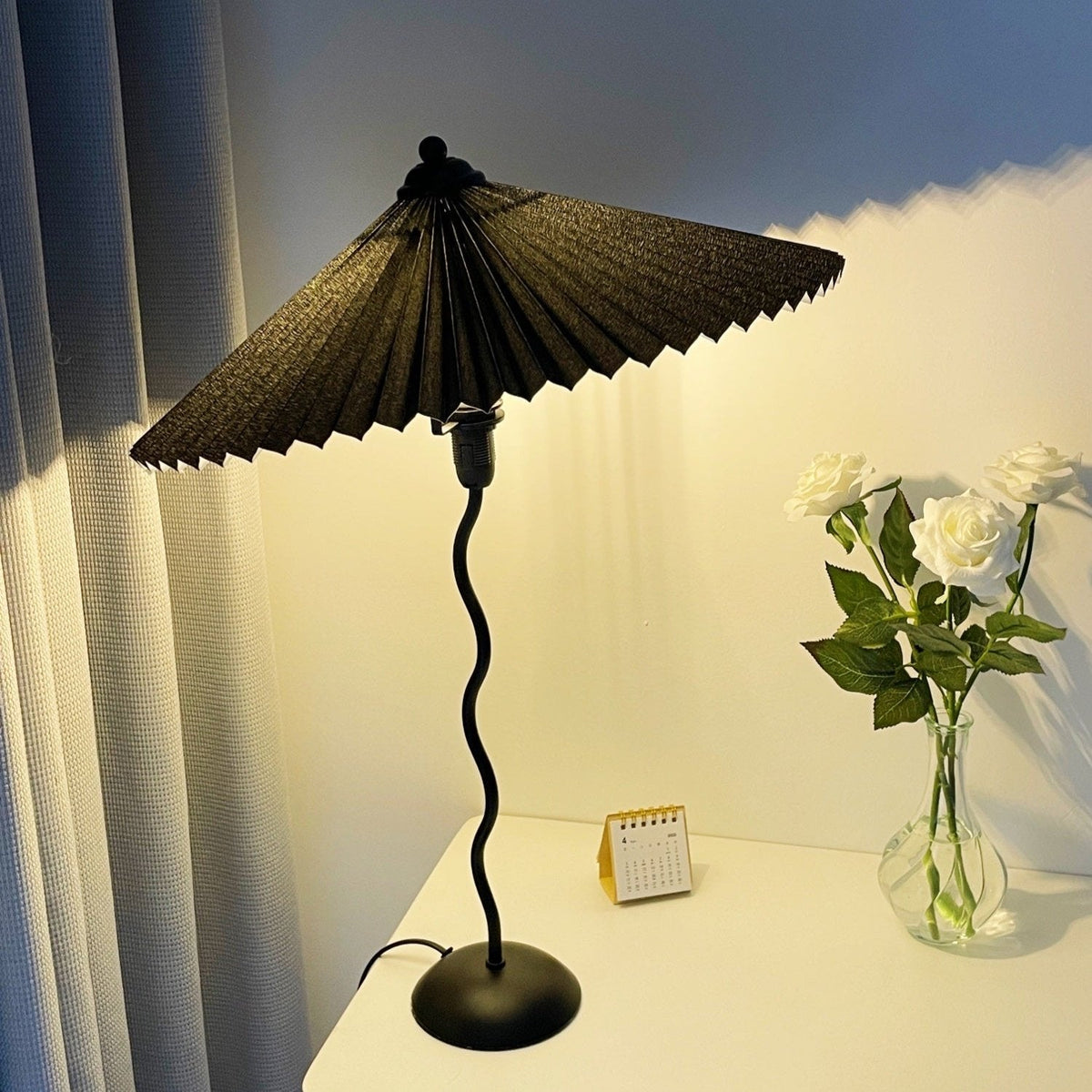 CurveWave Design-Tischlampe mit LED-Wellenform – Tischleuchte