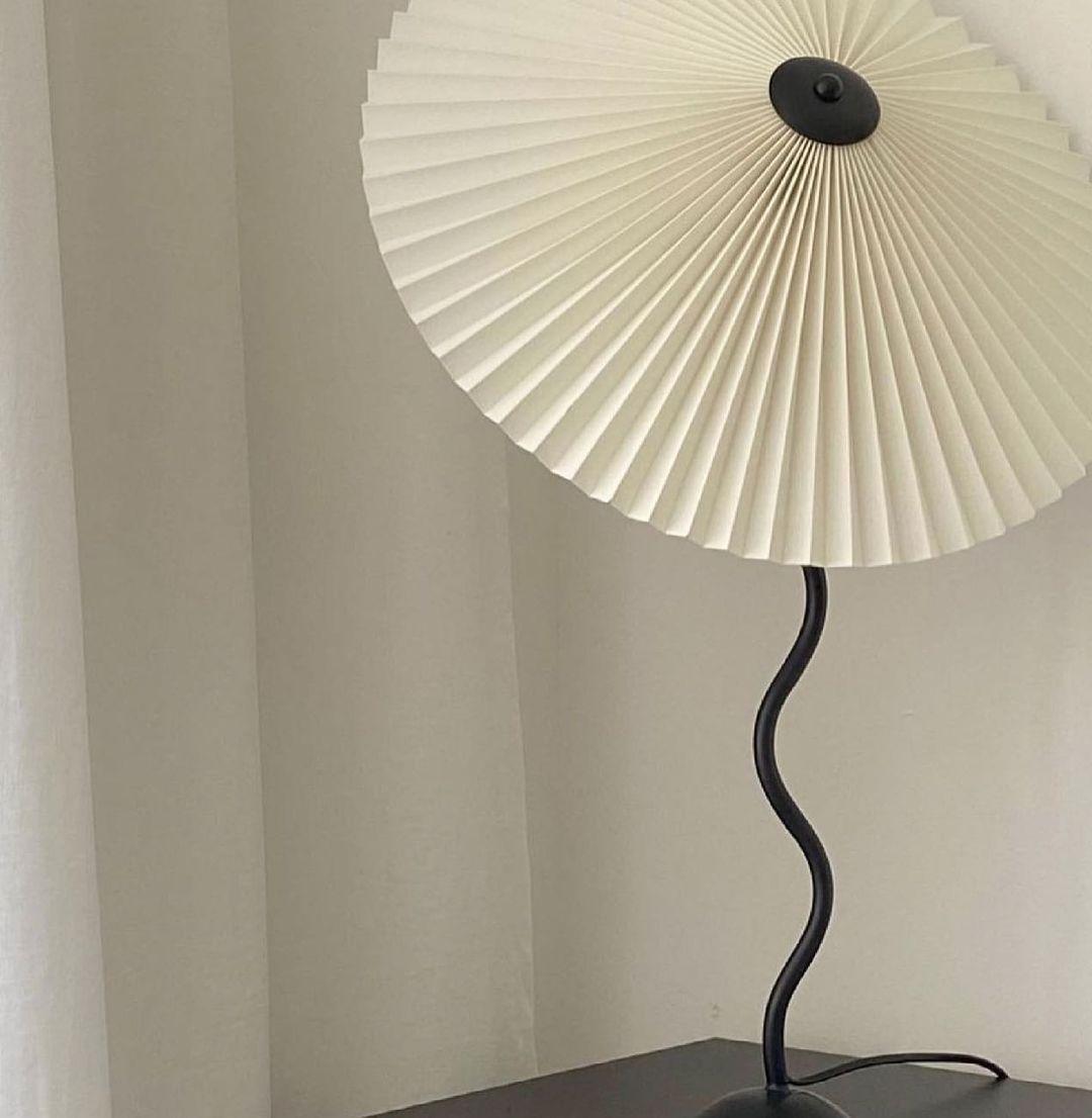 CurveWave Design-Tischlampe mit LED-Wellenform – Tischleuchte – Ansicht 20 von 34