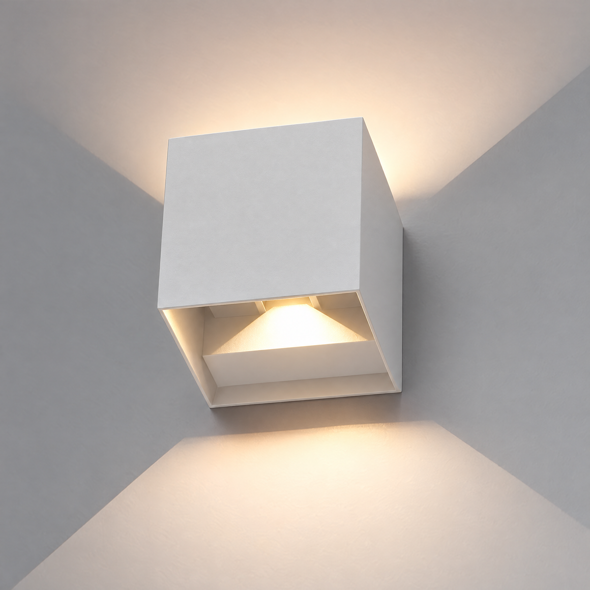 SensoCube LED-Wandlampe in Weiß mit warmem Up-Down-Lichtkegel an der Wand